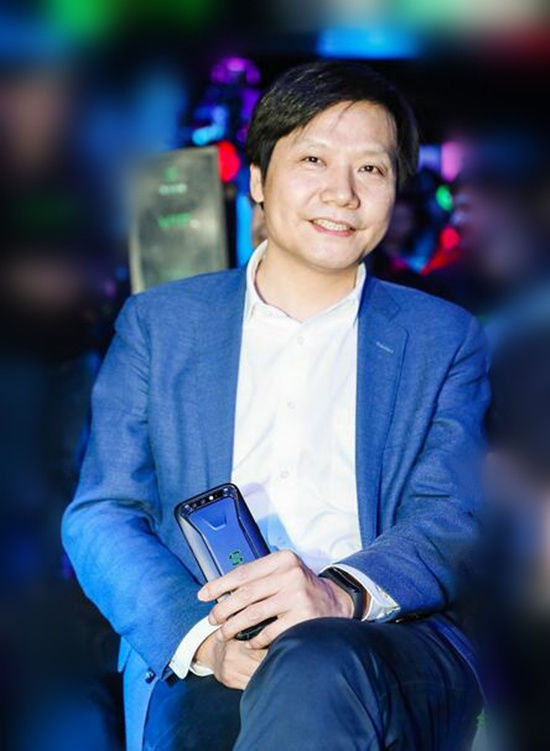 黑鲨游戏手机发布 雷军手持新机现身发布会