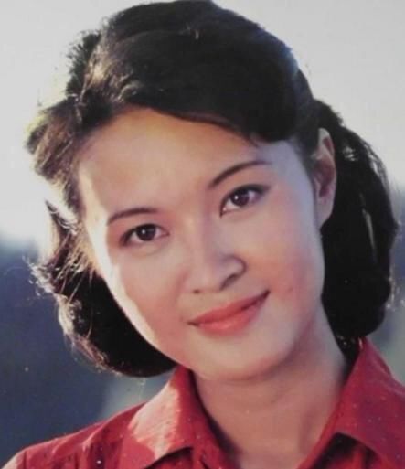 当时央视最火的娱乐节目《正大综艺》,就是方舒和方卉共同主持的,或许