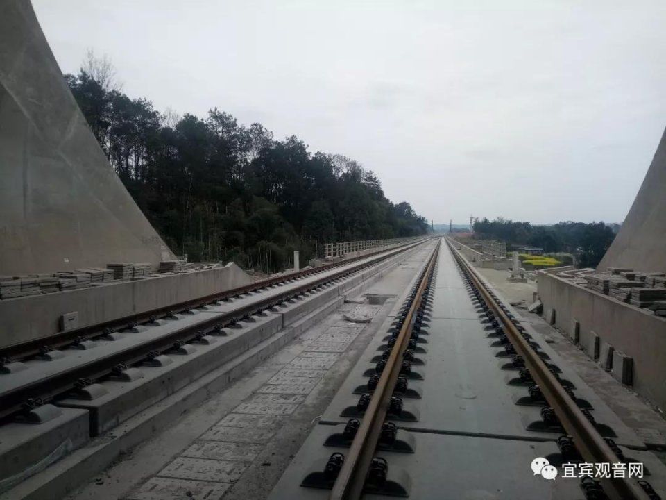 泥溪高铁售票大厅来了,主体站台已基本完工,