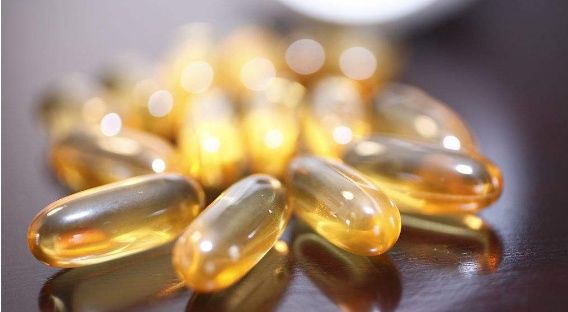 美容护师用蜂蜜+?祛斑,68岁大妈涂脸一周,五天