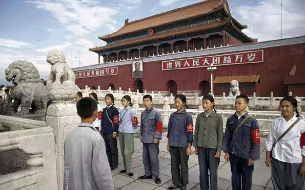 1966年8月文革开始以后,经中央决定,天安门城楼上的毛主席画像天天悬挂,每年国庆节前要更换一幅新的。从1949年至今65年里,天安门城楼上的毛主席画像的版本经历过“多次更迭”。现在这幅画像依据毛主席第四张标准像绘制。