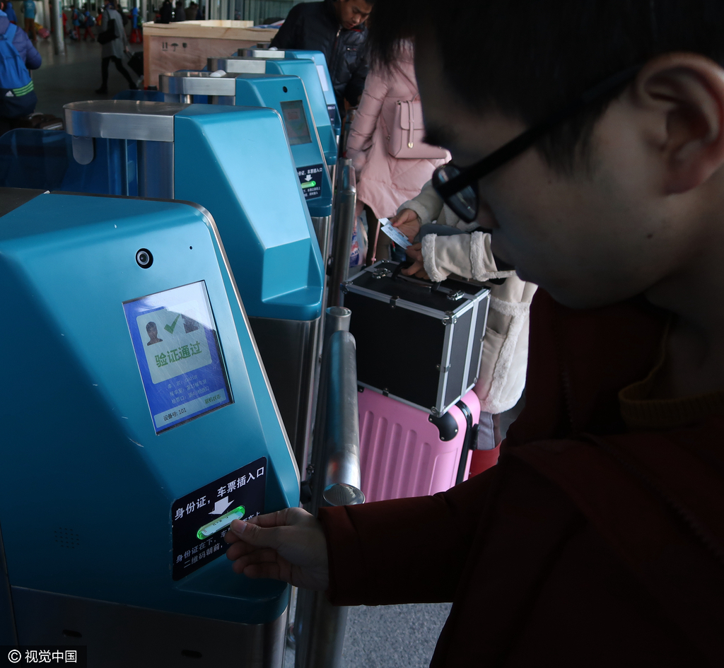 2016年12月5日，北京西站北广场进站口，人们用二代身份证及当次车票，通过人脸识别就可以自助验票，不需人工检票就可以进站乘车。据现场观察，人脸识别成功率在六七成左右。