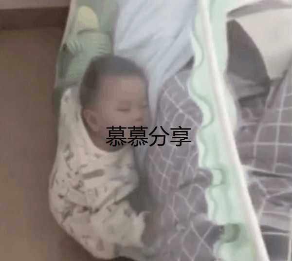 宝妈半夜醒来摸到自己孩子不在身旁,小心把灯