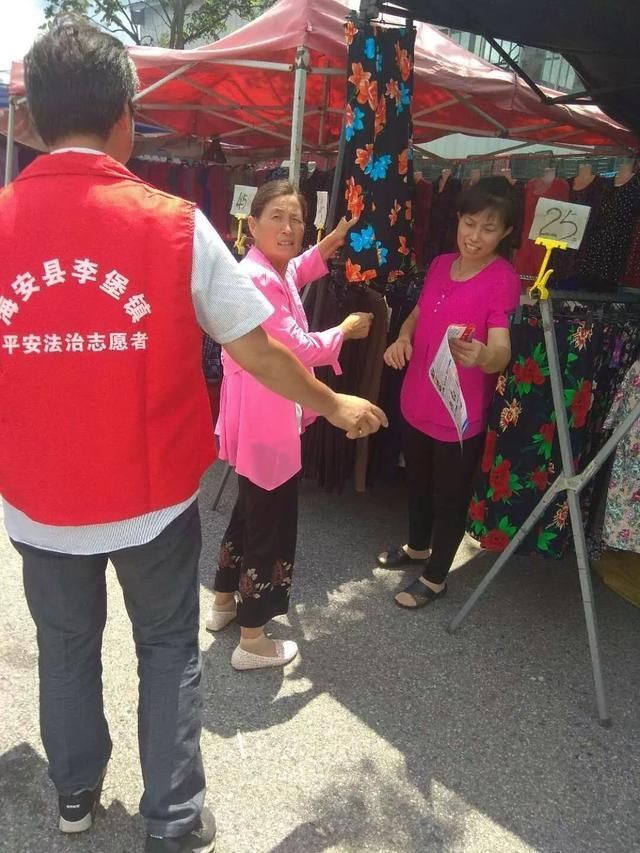 李堡镇李堡村平安法治志愿者送法进庙会