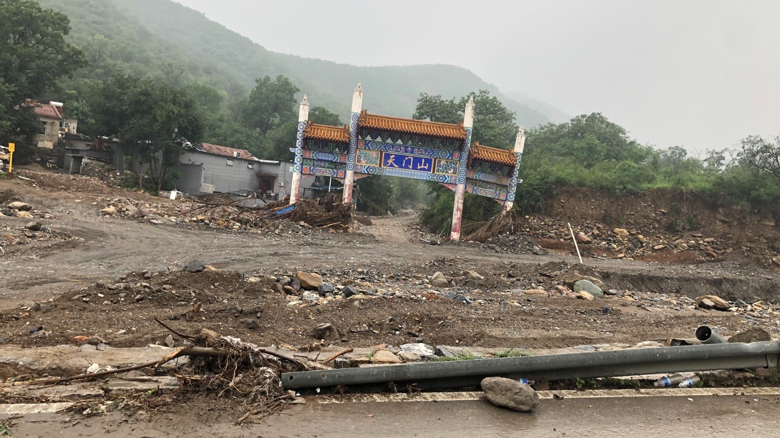 雨中探访潭王路沿线：道路抢通 水毁严重 通行困难 大白们在雨中坚守