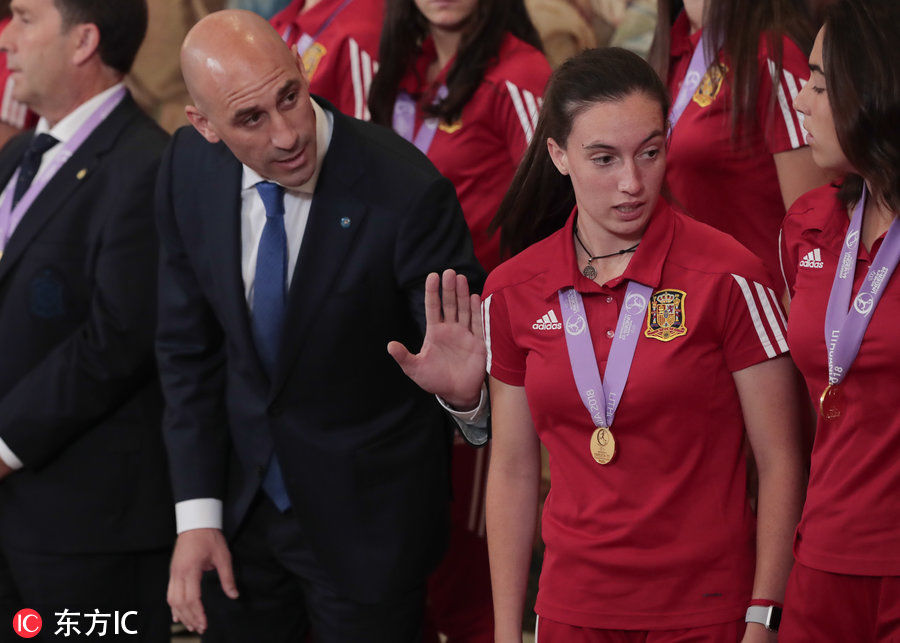 西班牙国王夫妇接见U17女足冠军 不吹不黑王