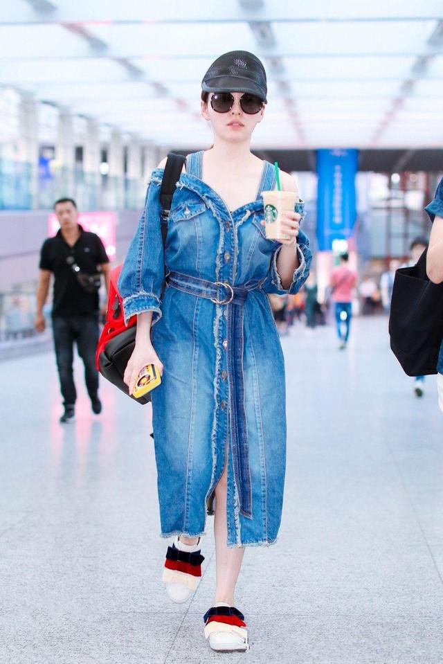 张靓颖终于穿对了,身穿一字肩牛仔连衣裙,时髦