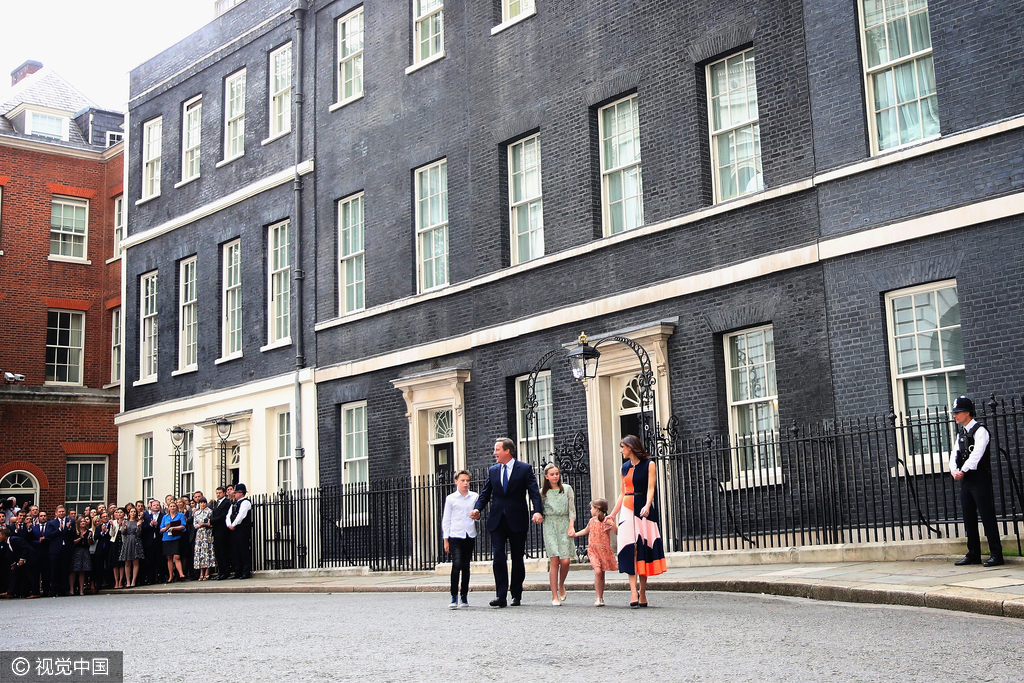 当地时间2016年7月13日，英国伦敦，英国首相卡梅伦与夫人及三个孩子一同告别唐宁街十号。卡梅伦发表告别演讲，并与家人一起拥抱、合影。