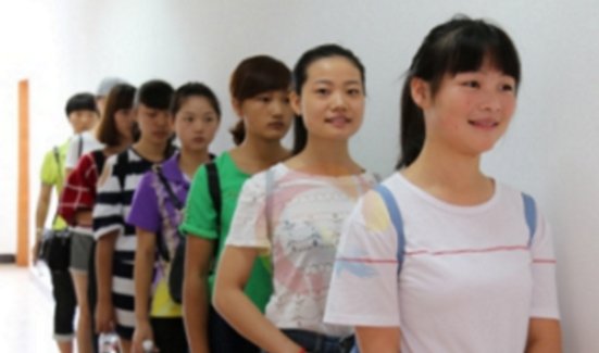 女兵入伍前体检,比男兵要求严格,项目繁多