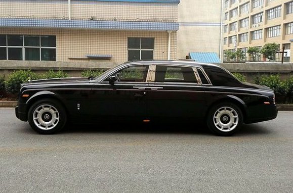 奇瑞小车追尾800万的劳斯莱斯幻影,路人:为奇瑞车主捏了一把汗