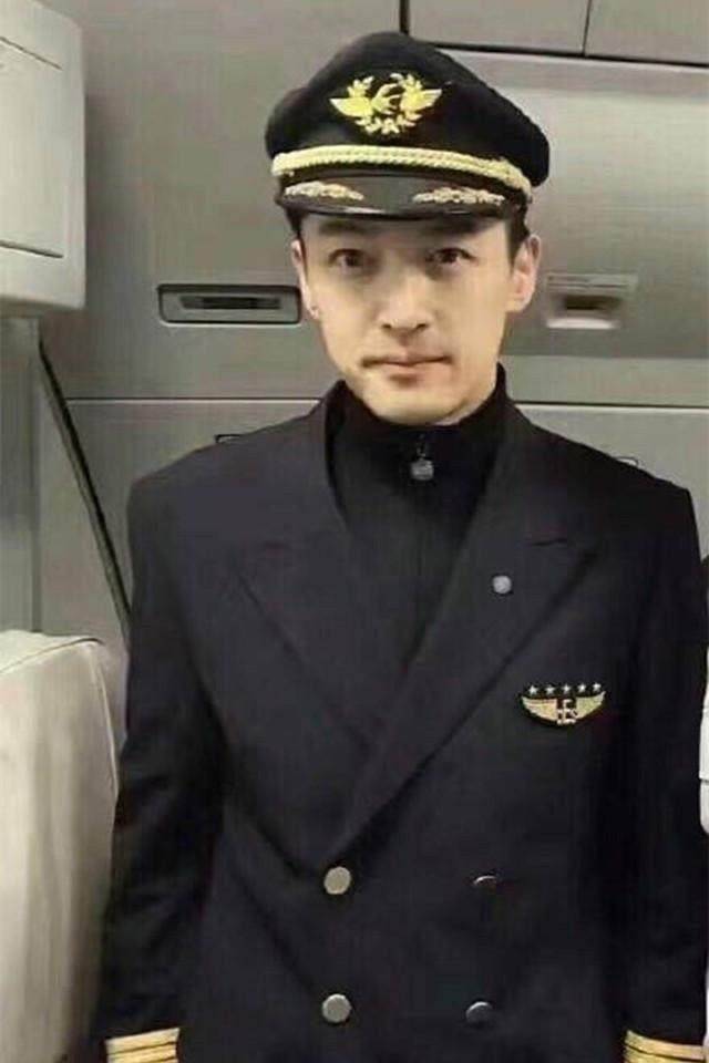 同样穿机长制服,胡歌帅气,吴亦凡冷峻,只有他被网友一致痛骂
