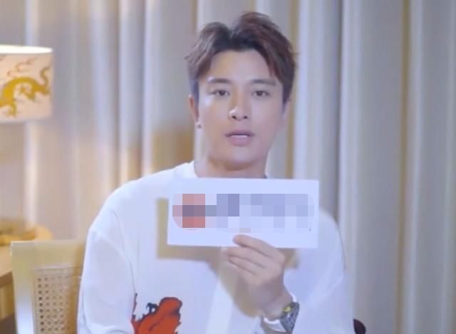 李小璐开豪车现身幼儿园,大秀小蛮腰,碎花裙的