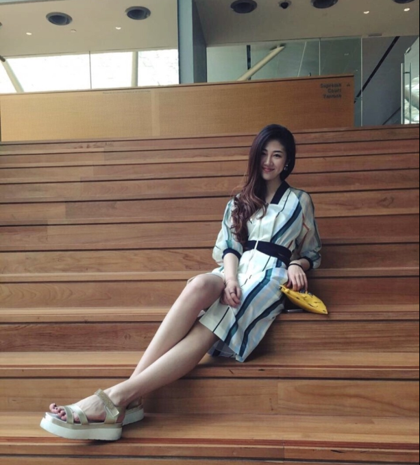 王仕鹏携娇妻共度甜蜜假期 嘟嘴卖萌秀美腿