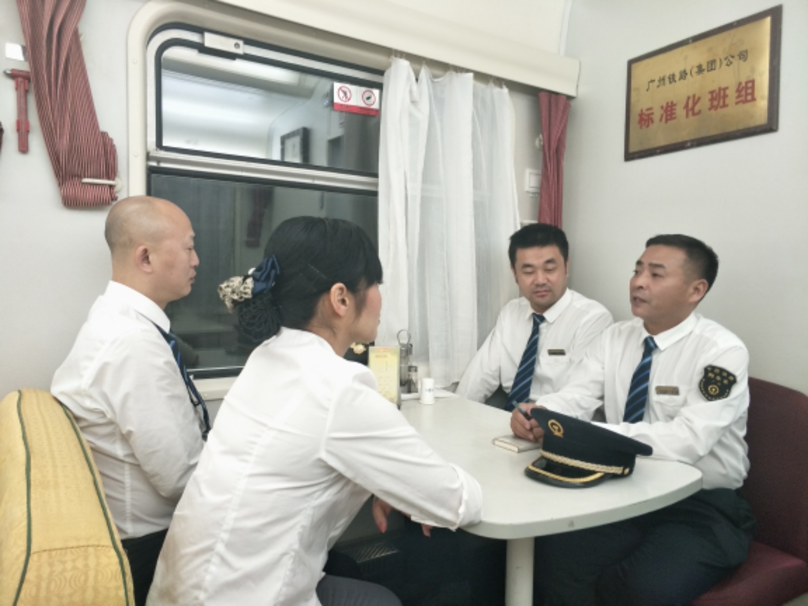 列车救援:乘客突发疾病 多方火速成立救援组