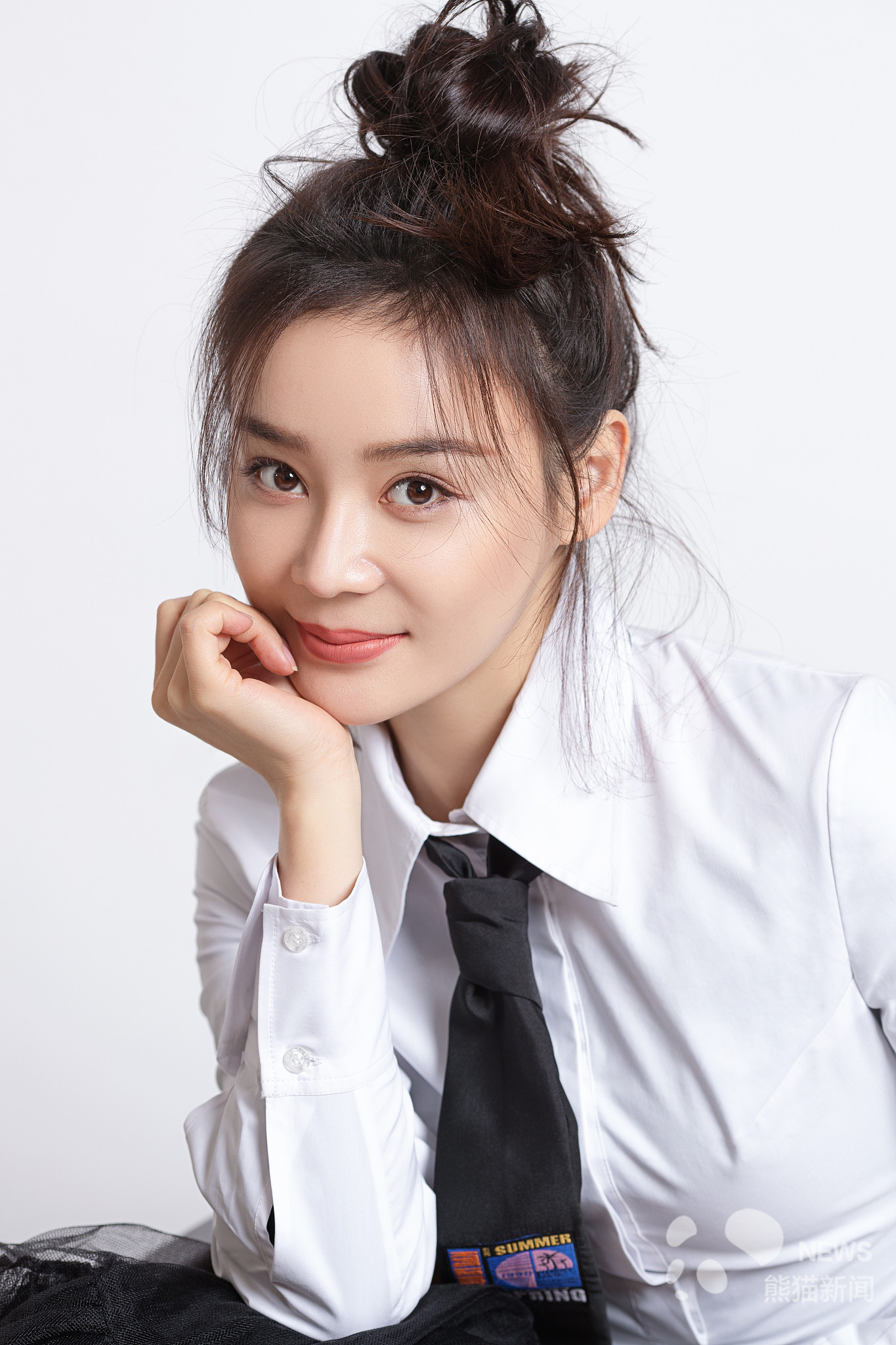 袁姗姗一组写真曝光 扎俏皮丸子头减龄鬼马