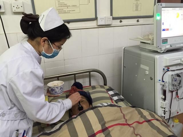 血透室凌晨5点半开门 坚持8年春节提前上班方