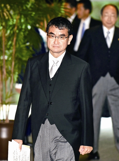 日本首相安倍晋三改组内阁