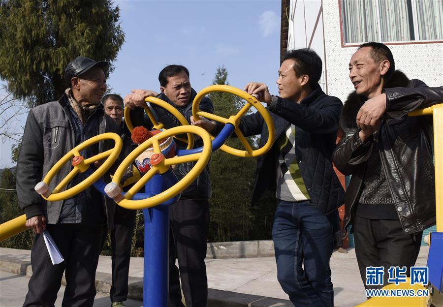 渠县巨光乡金土村“第一书记”、退伍军人黄小军(右二)与村民拉家常,了解他们生产生活中有哪些困难和愿望(2月8日摄)。新华社记者刘坤摄