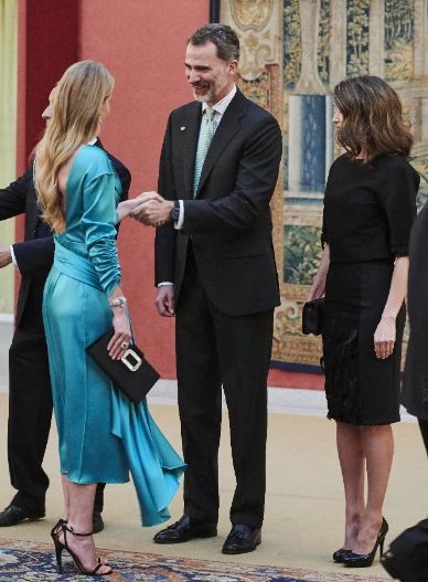 西班牙国王夫妇接见葡萄牙球星菲戈等人,王后