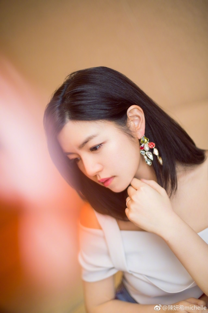 陈妍希穿短裙肤白腿美 小秀香肩温婉动人