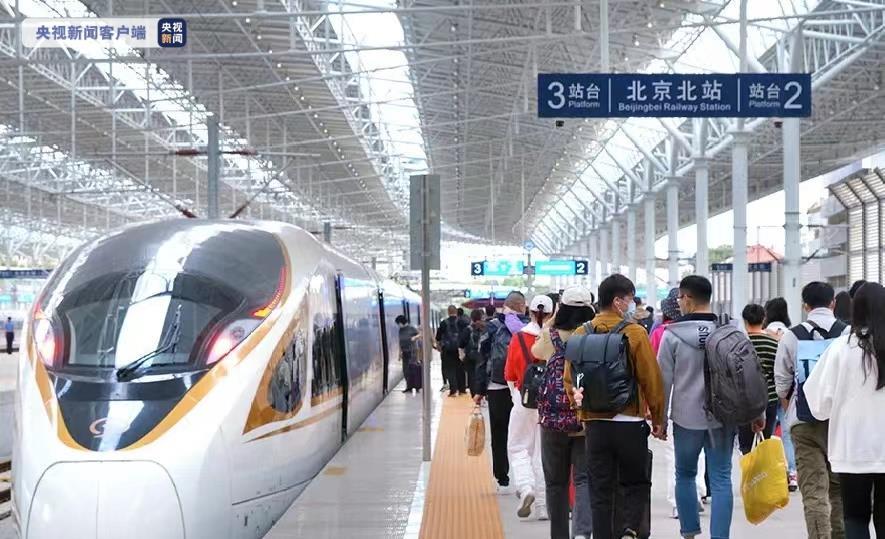 全国收费公路小客车免费通行 北京铁路运输启动预计发送旅客54万人次 全国收费公路小客车免费通行 北京铁路运输启动预计发送旅客54万人次