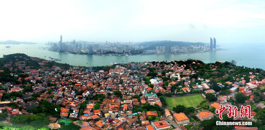 金砖国家领导人第九次会晤将于9月3日至5日在中国厦门举行。图为厦门鼓浪屿老建筑与对岸新建筑遥相辉映。(资料图片) 中新社记者 王东明 摄
