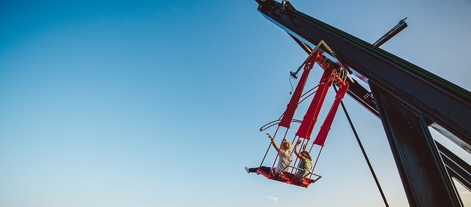 作为欧洲最高的秋千，这里已经成为阿姆斯特丹市知名的旅游景点了。坐在秋千上荡到半空时，双臂张开似乎就能触摸天际，双腿悬空的感觉也令游客大呼刺激。