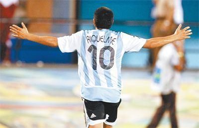 他在足坛历史上有着独树一帜的风格,却从没有