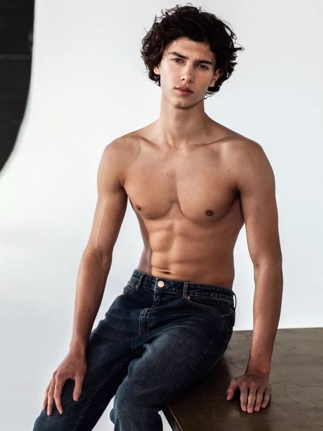 真王子模特儿尼古拉 走秀失败就得回老家继承