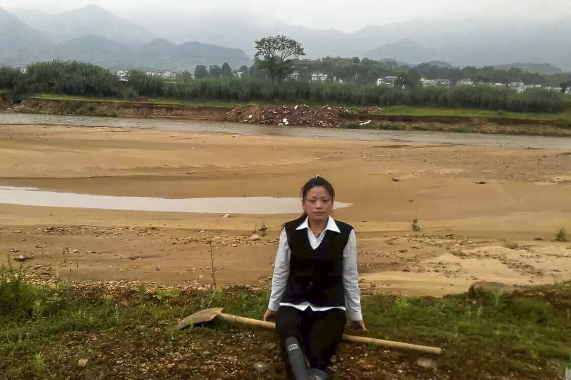 虽然农村里干活也很辛苦,但是刘紫芳却很舒服.