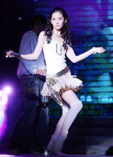 刘亦菲早期热舞电臀甩不停 各种性感舞服魅惑十足