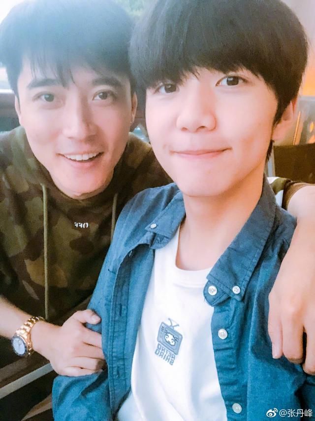 张镐濂微博晒自拍张丹峰洪欣齐出镜!父子俩没