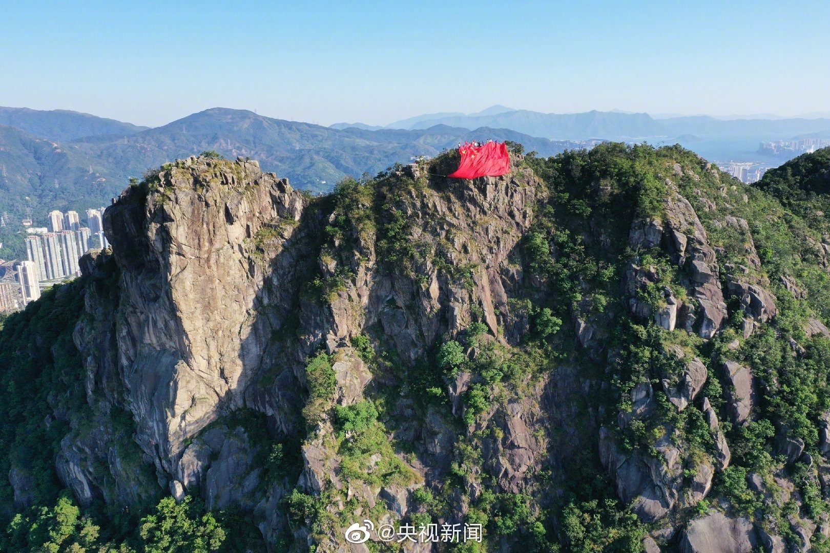 香港青年在狮子山挂超大国旗