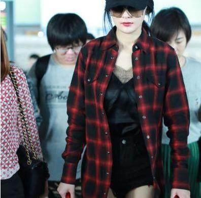 杨幂近日在机场穿三角裤出门,为了时尚豁出去