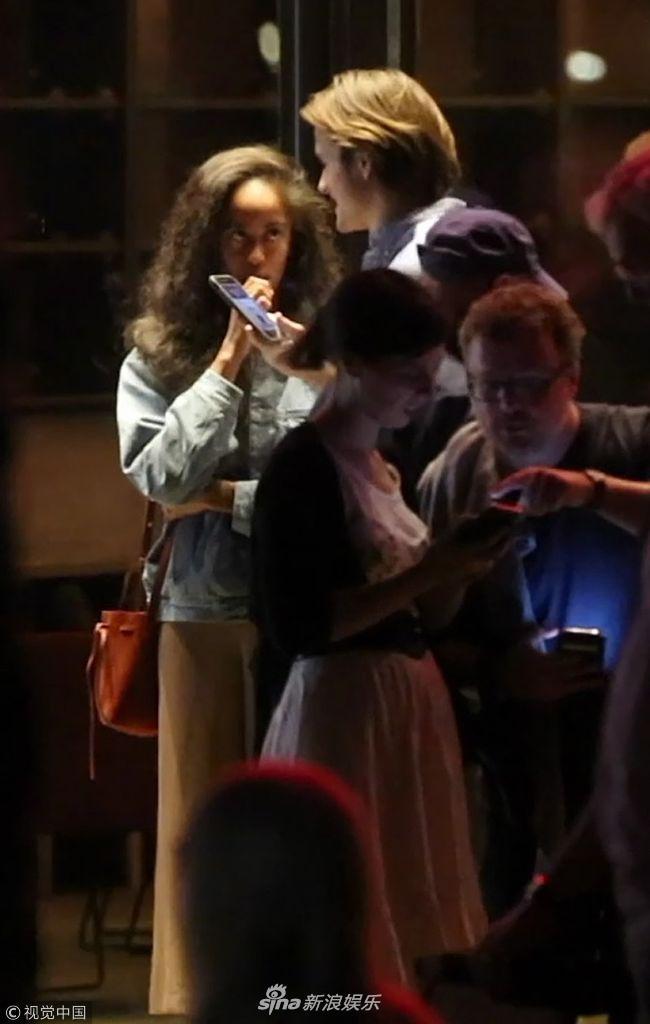 当地时间2018年8月4日，英国伦敦，奥巴马大女儿玛利亚·奥巴马（Malia Obama ）与帅气男友Rory Farquahson现身街头，在夜色中散步气氛浪漫，玛利亚倚靠在男票怀中显软妹气质。