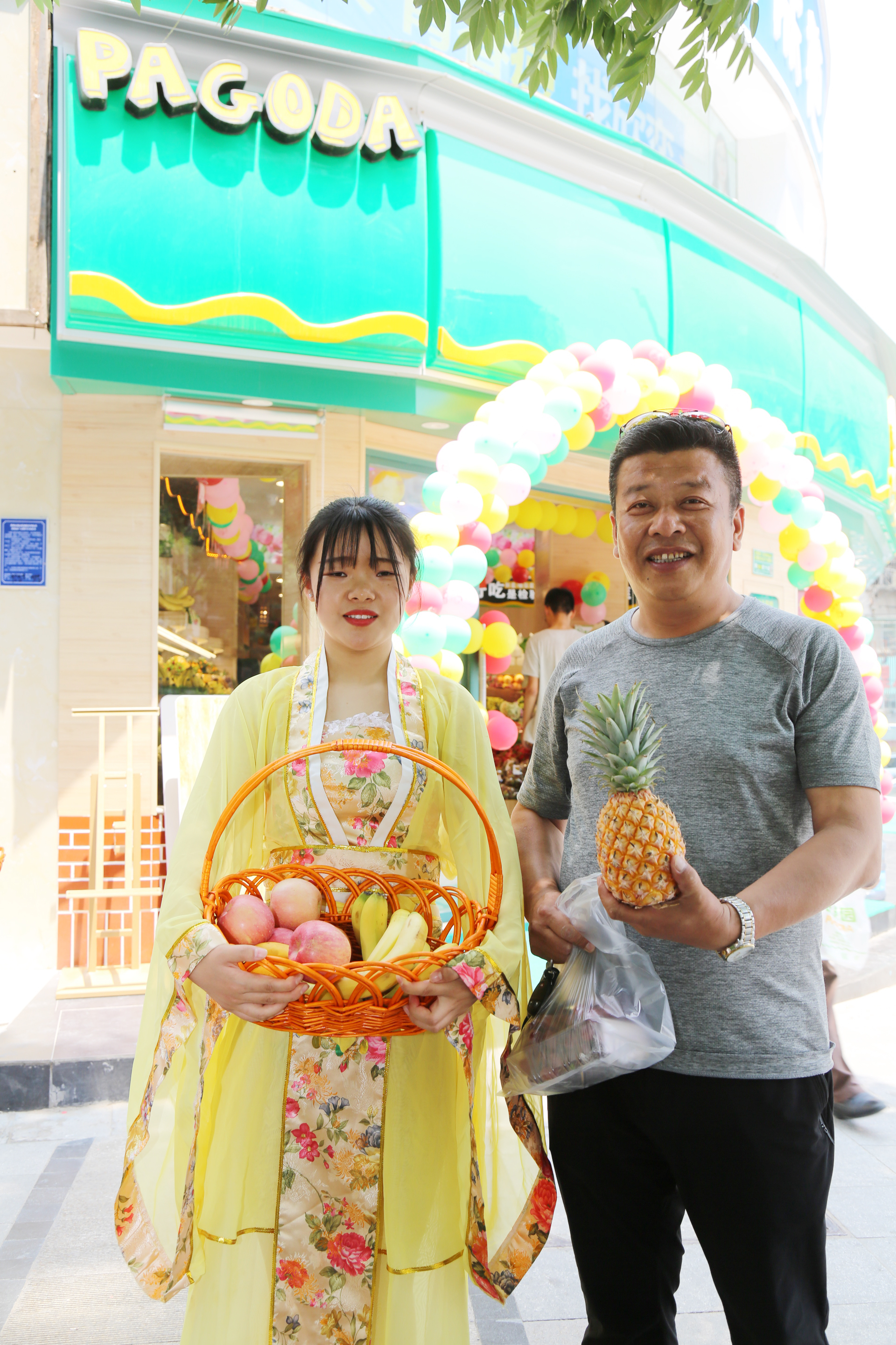 郑州百果园员工扮七仙女 街头送水果给市民降