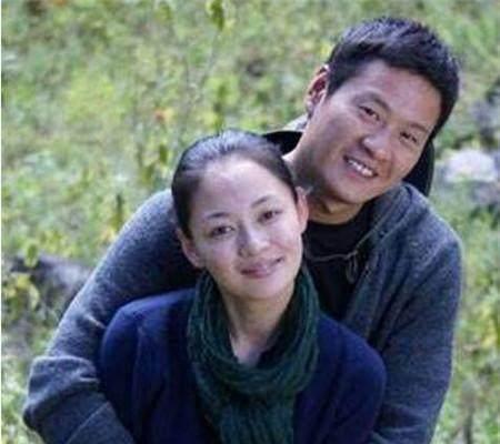 青年导演连奕名47岁头发花白让人心疼,两次婚