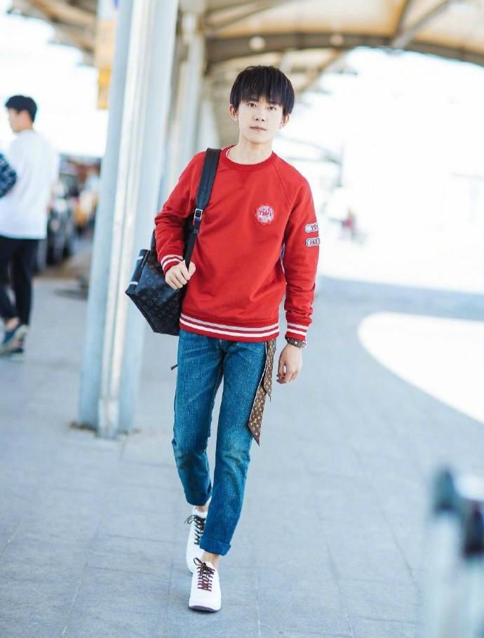 易烊千玺火到国外,带猫咪拍广告,一身潮装让韩