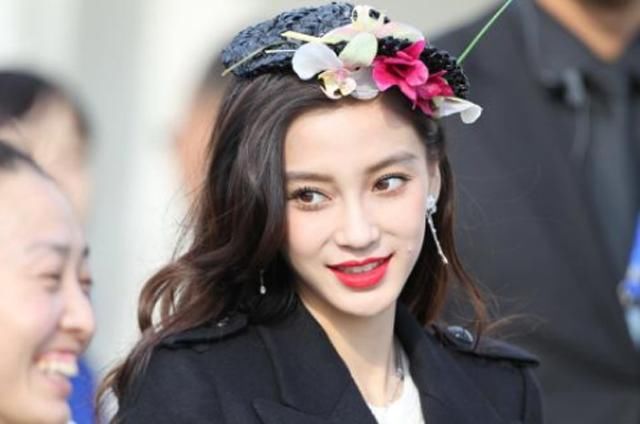 关晓彤拍出的广告太尴尬,与迪丽热巴相比,根本