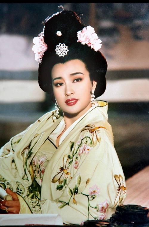 刘晓庆45岁还有婴儿肥,化妆师金手指大开,显嫩