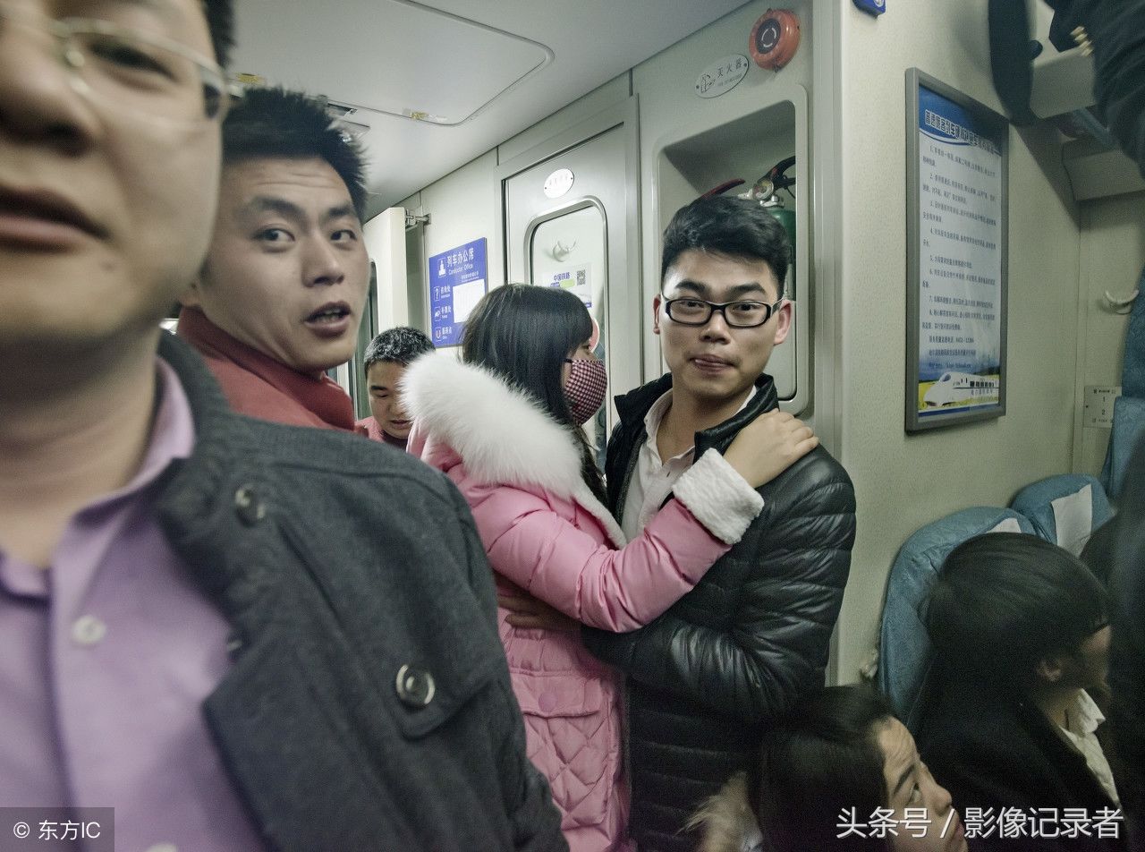 走进除夕夜的火车车厢:车厢空旷 旅客年夜饭仍