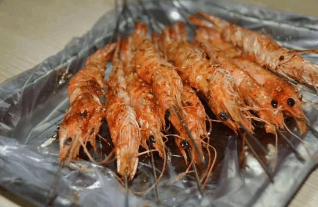 中国人去墨西哥玩,临走时请导游吃了顿虎虾,结