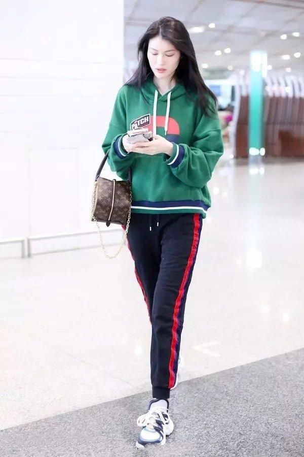 热巴金泫雅杨幂,火爆时尚圈的斜杠运动裤搭配