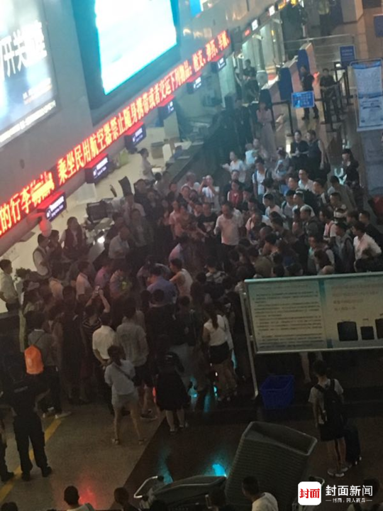 绵阳警方:女子误机后大闹机场扇警察耳光 已被刑拘(图1) 绵阳警方:女子误机后大闹机场扇警察耳光 已被刑拘(图1)