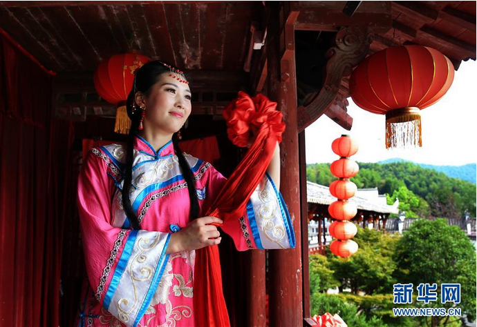 安徽黟县:“抛绣球”迎“七夕” 安徽黟县:“抛绣球”迎“七夕”