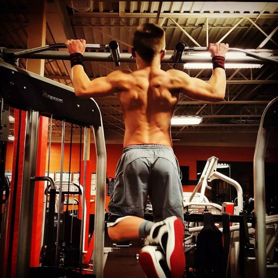 17岁健身男孩,体脂率低达5%,他到底经历了什