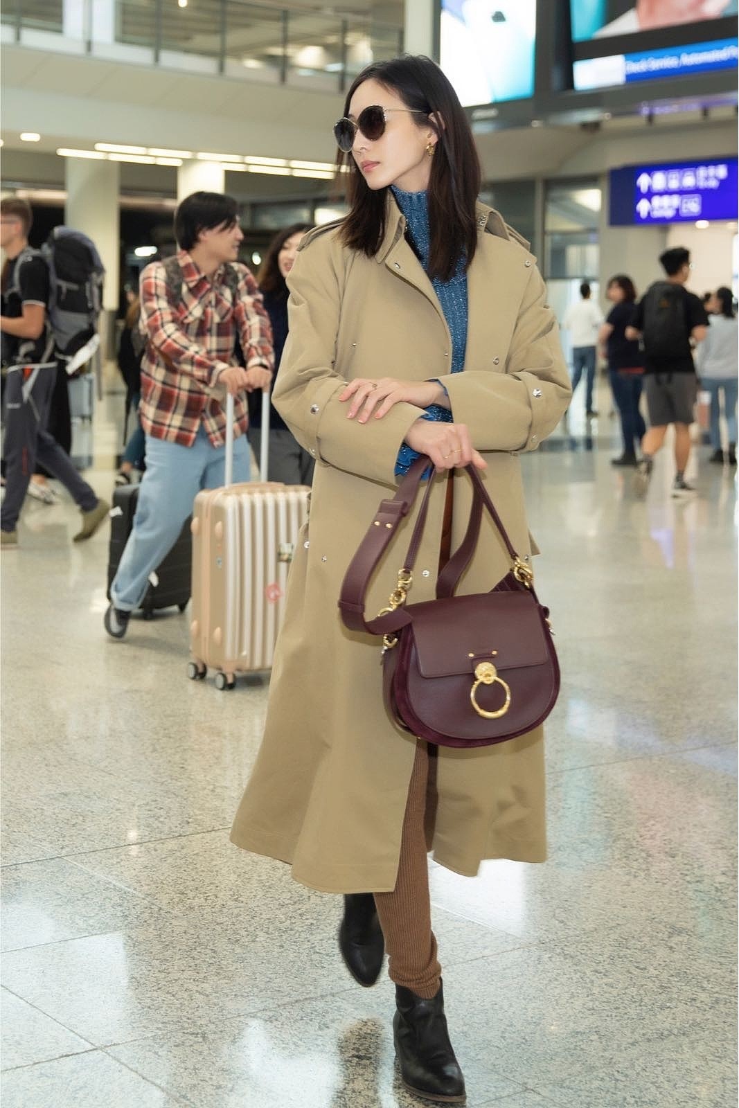 张钧宁穿驼色风衣温度与风度并存 打底裤与背