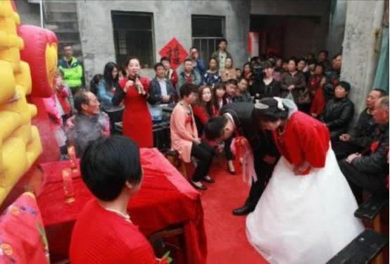 同学结婚没随礼,到家转账5000块,次日被踢出同