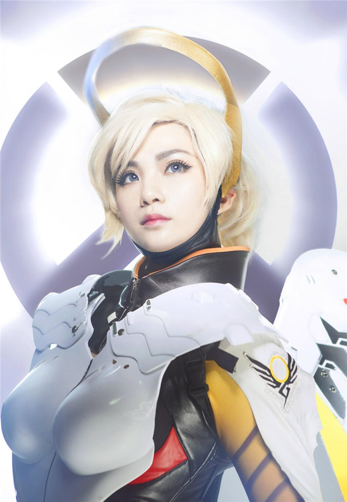 血与圣光的盟誓!国内美女《守望先锋》天使cos