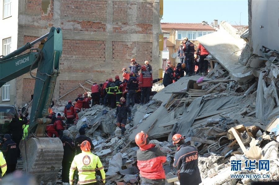 1月26日，在土耳其东部埃拉泽省，救援人员在房屋废墟上搜救。新华社发（穆斯塔法·卡亚摄）